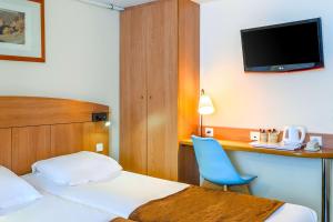 Postel nebo postele na pokoji v ubytování Comfort Hotel Amiens Nord