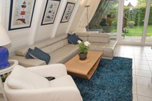 Sala de estar con sofás blancos y mesa de centro en Zeltdachhaus _ 2 x TV _ ruhige Lag en Damp