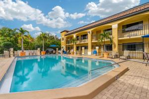 ein Pool vor einem Hotel in der Unterkunft Comfort Inn Sun City Center - Ruskin - Tampa South in Sun City Center
