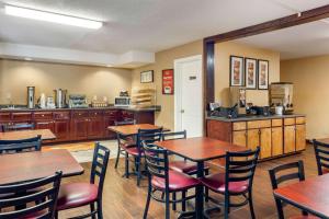 Econo Lodge Burlington I-40 tesisinde bir restoran veya yemek mekanı