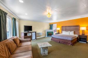 um quarto de hotel com uma cama e um sofá em Econo Lodge Beach and Boardwalk em Atlantic City