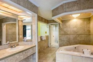 un ampio bagno con vasca e lavandino di Econo Lodge Beach and Boardwalk ad Atlantic City Altre 17 foto
