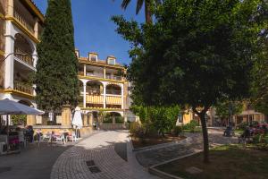 een straat met een gebouw op de achtergrond met een boom bij Apartamento Emilo Luque Cinco in Córdoba
