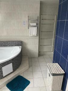 ein Badezimmer mit einer Badewanne und einem Handtuchhalter in der Unterkunft Penzión Exclusive in Trenčín