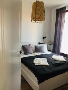 - une chambre avec un lit et 2 serviettes dans l'établissement K29-cozy apartment in the dowtown of Győr, à Győr