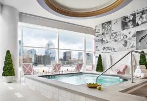 Bazén v ubytování Fairmont Austin Gold Experience nebo v jeho okolí