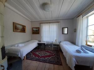 Tempat tidur dalam kamar di Frägsta Hälsingegård B&B