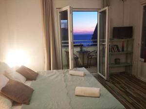 1 dormitorio con 1 cama con 2 almohadas en Apartments Mira en Cavtat