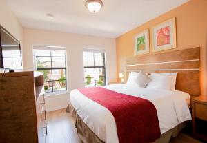 a bedroom with a large bed and two windows at Berkley Lake Townhomes in Kissimmee +79 photos