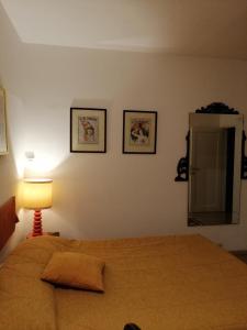 - une chambre avec un lit, une lampe et un miroir dans l'établissement Rizzi, elegante monolocale in Centro Storico, à Venise