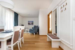 Ein Sitzbereich in der Unterkunft Apartments LORA in Apart-hotel