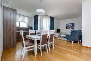 Ein Sitzbereich in der Unterkunft Apartments LORA in Apart-hotel