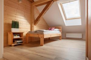 ein Schlafzimmer mit einem Bett im Dachgeschoss in der Unterkunft Dom Mazurski Tumiany 3 B in Tumiany