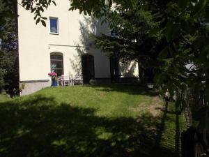 a view of the house from the yard at Ferienwohnung "Hinter den sieben Bergen" in Schwarzenberg