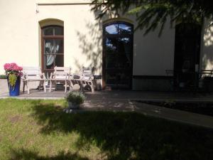 un groupe de chaises assises sur une terrasse dans l'établissement Ferienwohnung "Hinter den sieben Bergen", à Schwarzenberg 10 autres photos