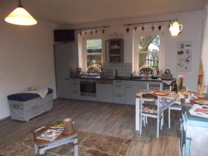 une grande cuisine avec une table et un comptoir dans l'établissement Ferienwohnung "Hinter den sieben Bergen", à Schwarzenberg