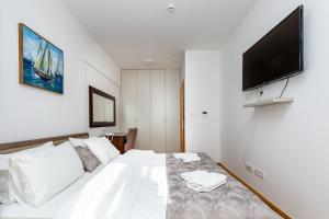 Ein Bett oder Betten in einem Zimmer der Unterkunft Apartments LORA in Apart-hotel