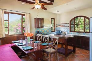 a kitchen with a table and a dining room at Casa Cantamar in Iguana
