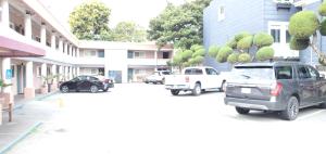 a group of cars parked on a city street at Town House Motel in San Francisco