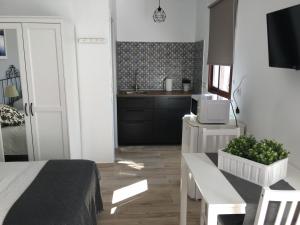 a living room with a bed and a kitchen at La Posada de Mijas in Mijas