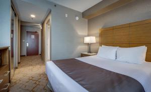 Postel nebo postele na pokoji v ubytování Monte Carlo Inn Vaughan Suites