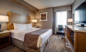 Postel nebo postele na pokoji v ubytování Monte Carlo Inn Vaughan Suites