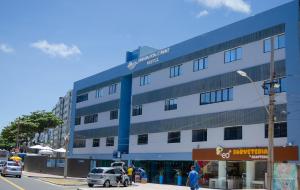 un edificio azul y blanco en una calle de la ciudad en Bahia Sol e Mar, en Salvador