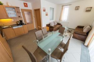 cocina y sala de estar con mesa y sillas. en Apartmany Riviera 505, en Lipno nad Vltavou