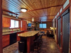 A kitchen or kitchenette at Cedar House Restaurant & Chalets