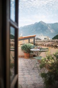 Blick aus einem Fenster auf eine Terrasse mit einem Tisch in der Unterkunft Ecocirer Healthy Stay in Sóller