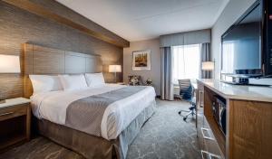 Postel nebo postele na pokoji v ubytování Monte Carlo Inn Vaughan Suites