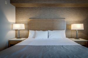 Postel nebo postele na pokoji v ubytování Monte Carlo Inn Vaughan Suites