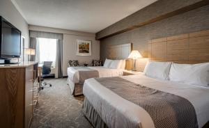 Postel nebo postele na pokoji v ubytování Monte Carlo Inn Vaughan Suites