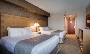 Postel nebo postele na pokoji v ubytování Monte Carlo Inn Vaughan Suites