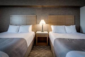 Postel nebo postele na pokoji v ubytování Monte Carlo Inn Vaughan Suites