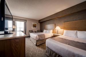 Postel nebo postele na pokoji v ubytování Monte Carlo Inn Vaughan Suites