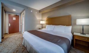 Postel nebo postele na pokoji v ubytování Monte Carlo Inn Vaughan Suites