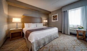 Postel nebo postele na pokoji v ubytování Monte Carlo Inn Vaughan Suites