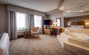 TV a/nebo společenská místnost v ubytování Monte Carlo Inn Vaughan Suites