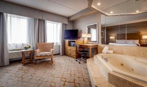 TV a/nebo společenská místnost v ubytování Monte Carlo Inn Vaughan Suites