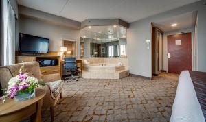 TV a/nebo společenská místnost v ubytování Monte Carlo Inn Vaughan Suites