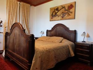 Un pat sau paturi într-o cameră la Casa da Roseira - Valpaços