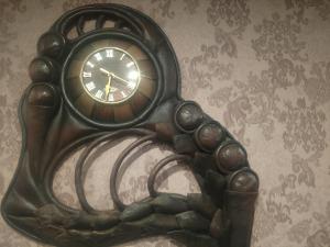 リヴィウにあるMagnificent apartment in Central Lvivの時計を持つ人像
