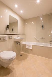 y baño con aseo, lavabo y bañera. en Silken Thomas Accommodation en Kildare