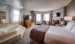 Postel nebo postele na pokoji v ubytování Monte Carlo Inn Vaughan Suites
