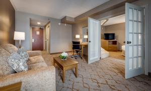 Posezení v ubytování Monte Carlo Inn Vaughan Suites