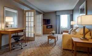 TV a/nebo společenská místnost v ubytování Monte Carlo Inn Vaughan Suites