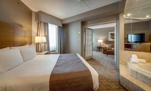 Postel nebo postele na pokoji v ubytování Monte Carlo Inn Vaughan Suites