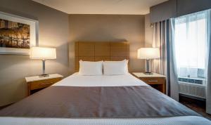 Postel nebo postele na pokoji v ubytování Monte Carlo Inn Vaughan Suites