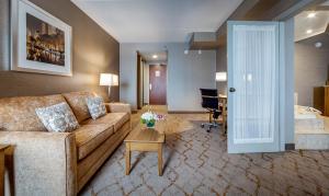 Posezení v ubytování Monte Carlo Inn Vaughan Suites
